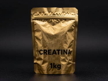 Saco de 1kg de creatina, con diseño industrial elegante, sobre fondo oscuro.