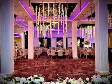 Salon Cartojani cu decor mov și candelabre cu cristale, Restaurant Roxana