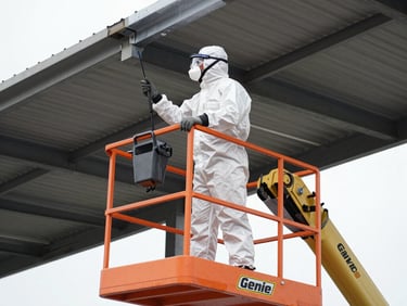 Limpeza técnica em altura e pintura de telhados e fachadas industriais.
