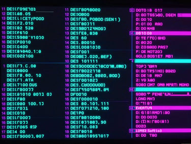 Une interface de montage vidéo glitchée avec des marqueurs de temps et des annotations néon, montrant un processus de révision.