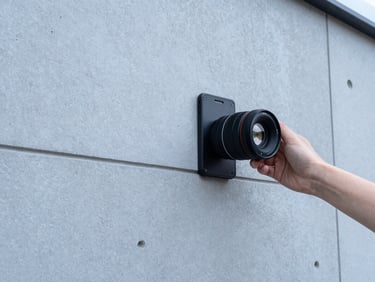 Termowizyjny obraz ściany budynku pokazujący miejsca zawilgoceń, w tle inżynier z tabletem, techniczne światło, 35mm lens.
