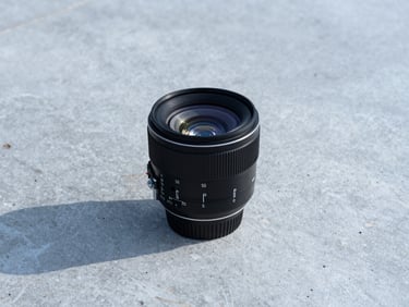 Zbliżenie na precyzyjne narzędzia diagnostyczne na mokrej powierzchni betonu, ostre światło techniczne, chłodne odcienie, 35mm lens.