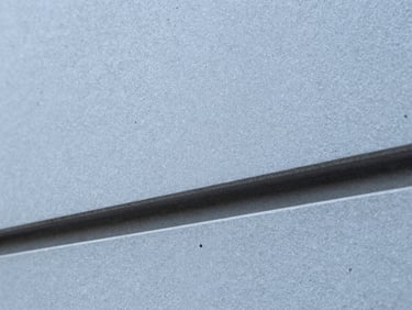 Makro zdjęcie detalu wykonawczego hydroizolacji, warstwy materiałów technicznych, ostre światło, 35mm lens.