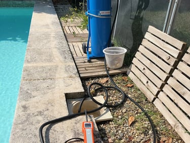 bonbonne de gaz traceur Air Liquide avec un snooper de détection au bord d'une piscine pour rechercher une fuite d'eau