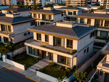 Fachada moderna de uma casa em condomínio de luxo, com jardim bem cuidado e iluminação suave ao entardecer.