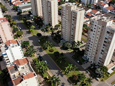 Foto aérea de um condomínio fechado residencial com ruas pavimentadas e demarcações precisas de lotes prontos para construir.