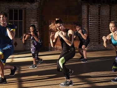Le cardio-boxing est une pratique qui consiste à exécuter des techniques de boxe et d’art martial