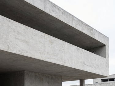 Şantiyede inşaat halindeki bir binanın içinden görünüm, brüt beton ve çelik dokular, doğal ışık, minimalist kompozisyon.