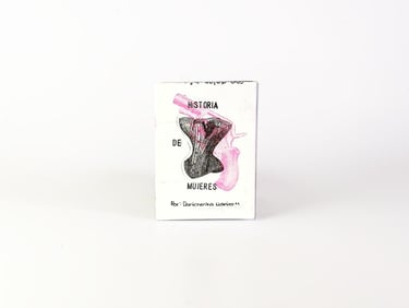 Fanzine artesanal titulado Historia de Mujeres con una ilustración de un corsé y un revólver rosa.