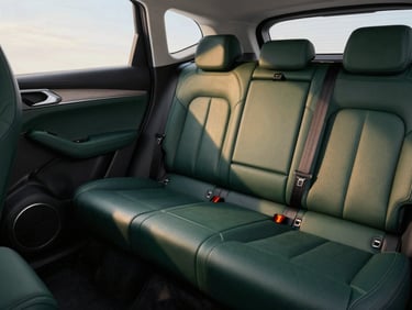 Gros plan sur l'intérieur raffiné d'un SUV Bestune T55, sellerie en cuir impeccable, tableau de bord moderne, lumière naturelle filtrant à travers la vitre.