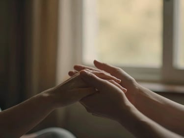 Mãos de um casal se tocando suavemente após uma discussão, em um ambiente calmo, com luz natural, tons suaves, profundidade de campo rasa, estilo fotográfico editorial.