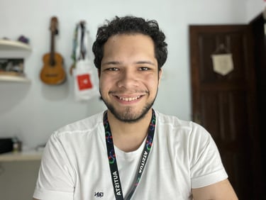 Palestrante autista Lucas Sampaio, em foto para vídeo do seu canal oficial do YouTube.