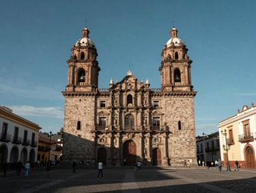 Plaza Murillo en La Paz bajo un cielo despejado, arquitectura colonial y personas caminando