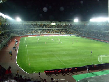 Estádio Francisco Sánchez Rumoroso em Coquimbo, Chile, vista das arquibancadas durante partida de futebol.