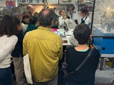 Démonstration savoir-faire vitrail lors d'une visite atelier à Paris.