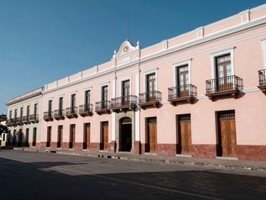 Casco histórico de Asunción, fachadas coloniales restauradas de color pastel bajo un cielo azul despejado, veredas anchas.