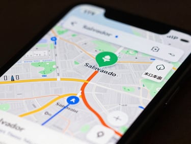 Close-up of a smartphone screen displaying a clear delivery route map with active GPS in Salvador, high contrast, daylight, modern interface, professional setup