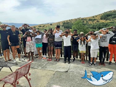 un goupe d'enfants de quartier qui font le signe du requin en vacances d'été