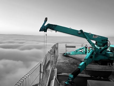 mini żuraw pracuje na dachu wieżowca Varso Tower na wysokości 231 m n.p.m.. 