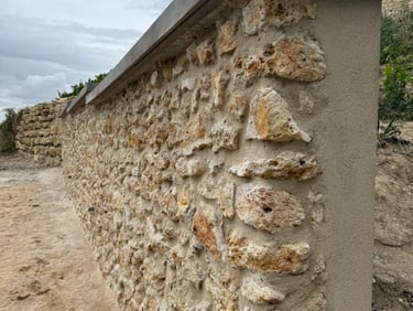 Rénovation d'un mur en pierre dans le vignoble champenois, Marne (51)