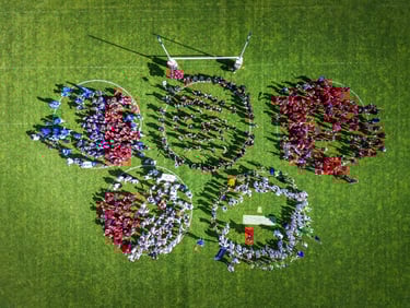 a group of people standing in a circle comme les anneaux olympiques