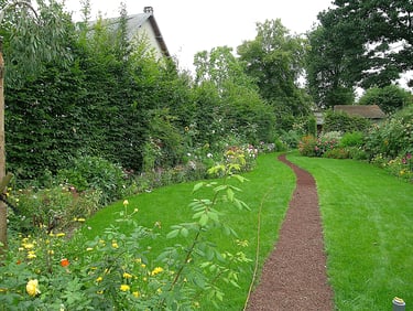 Jardin en longueur - allée justifiée par un massif