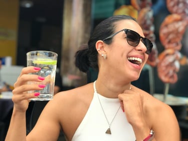 une femme joyeuse buvant un verre