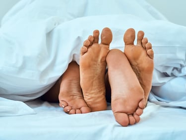 quatres pieds sortent du drap