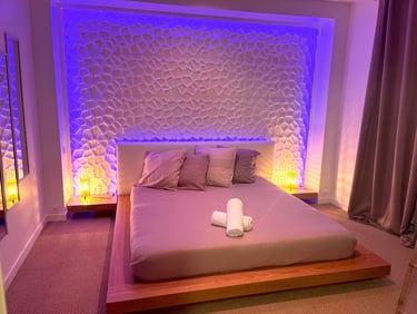 deuxième love room du love gite, lit king size et miroirs