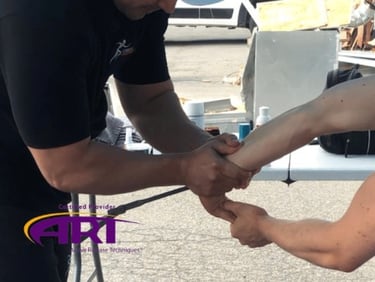 Thérapeute pratiquant la technique Active release technique ART  lors d'une compétition de crossfit. 