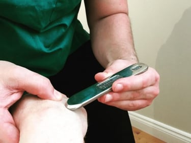 thérapeute pratiquant la technique Graston pour les adhérences de la main 