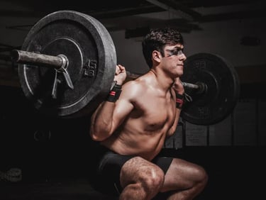 "Une personne effectuant un exercice de CrossFit, faisant preuve de force et d'endurance en soulevant un haltère 