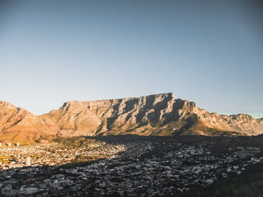 Panoramablick auf den Tafelberg mit Blick über die Stadt Kapstadt, Südafrika, bei Sonnenuntergang.