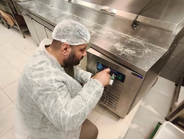 Endüstriyel buzdolabı bakım çalışması yapan usta