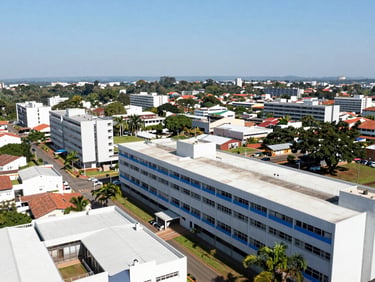 Vista aérea do campus da UFSC e do bairro Pantanal, com o edifício NS 262 em destaque, sob luz natural brilhante do dia, fotografia arquitetônica limpa, 35mm.