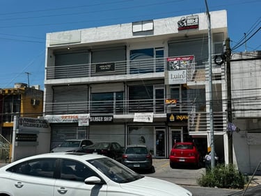 Un edificio comercial de varios pisos