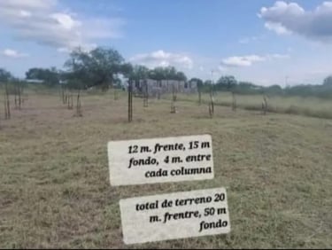 Terreno vacío en venta con dimensiones del terreno y medidas de construcción superpuestas.