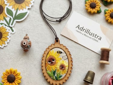 Bordado de flores y abejitas hecho a mano con base de madera y listón negro
