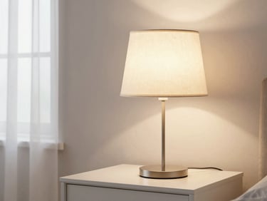 Detailaufnahme einer leuchtenden Lampe auf einem Nachttisch in einem gemütlichen, modern eingerichteten Schlafzimmer, weiches, warmes Licht.