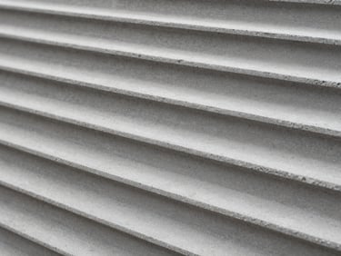 Close-up de camadas de concreto impresso 3D com textura uniforme e detalhes precisos, sob luz natural, estilo industrial.