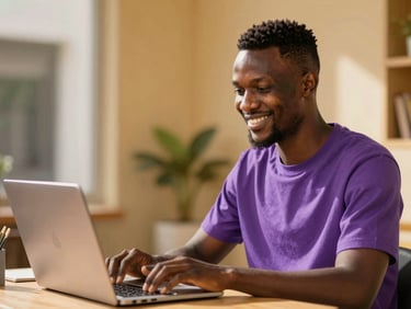Entrepreneur africain souriant travaillant sur un ordinateur portable affichant un site web moderne et responsive, lumière naturelle chaude, accents violet et or, shallow depth of field.