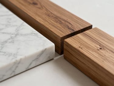 Plano de detalle simétrico de un encuentro de materiales, junta de dilatación perfecta entre mármol blanco y madera de roble, luz limpia.