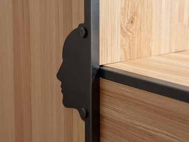 Plano de detalle simétrico del encuentro entre un perfil de acero negro y un panel de madera noble, junta de dilatación perfecta, luz natural limpia.
