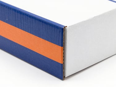 Crisp product photography of double-wall corrugated box corner, showing edge fluting, high-key studio lighting, white background, 50mm lens