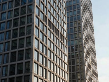 Planos detalhe arquitetônicos de edifícios corporativos modernos em concreto e vidro, luz natural fria, sombras geométricas marcadas.