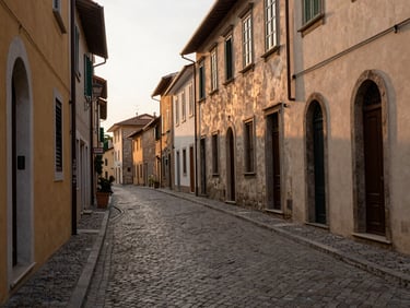 Rua de paralelepípedos em uma vila italiana ao amanhecer, luz suave, arquitetura antiga, sem pessoas, 35mm