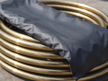 Rulo halinde kalın sanayi tipi bakır kablolar, dış plastik kılıfı kısmen kesilmiş