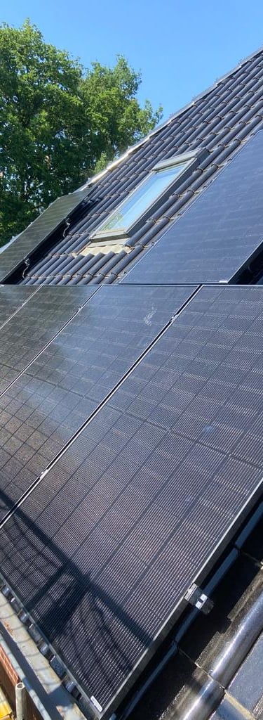 ein mit Solarmodulen bedecktes Dach