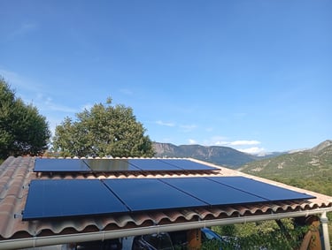 Vue d’ensemble de l’installation photovoltaïque finalisée sur carport à Mézel, 04 Alpes-de-Haute-Provence.