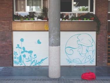 Pintura decorativa,  graffiti en persianas de farmacia, sabadell, Barcelona, spray, cierres metálico